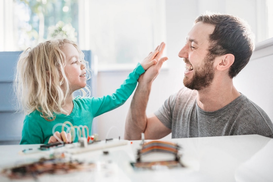 شکل‌گیری هویت مستقل از دستاوردهای والدین
